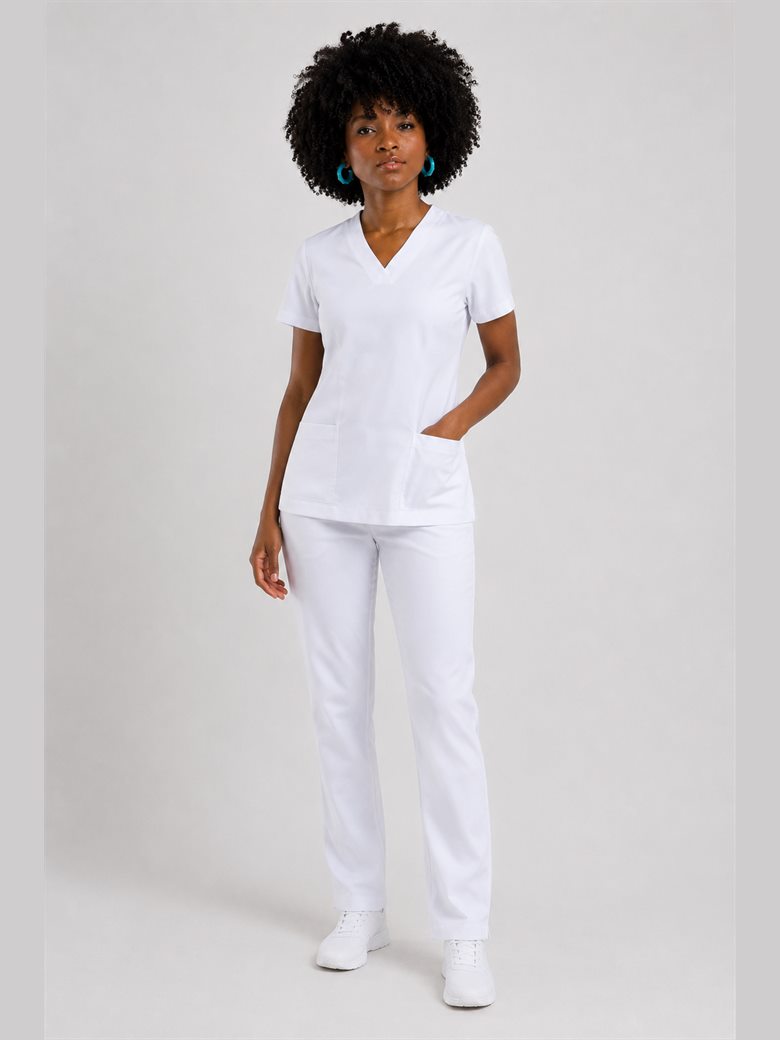 Conjunto scrub branco: blusa gola V e calça